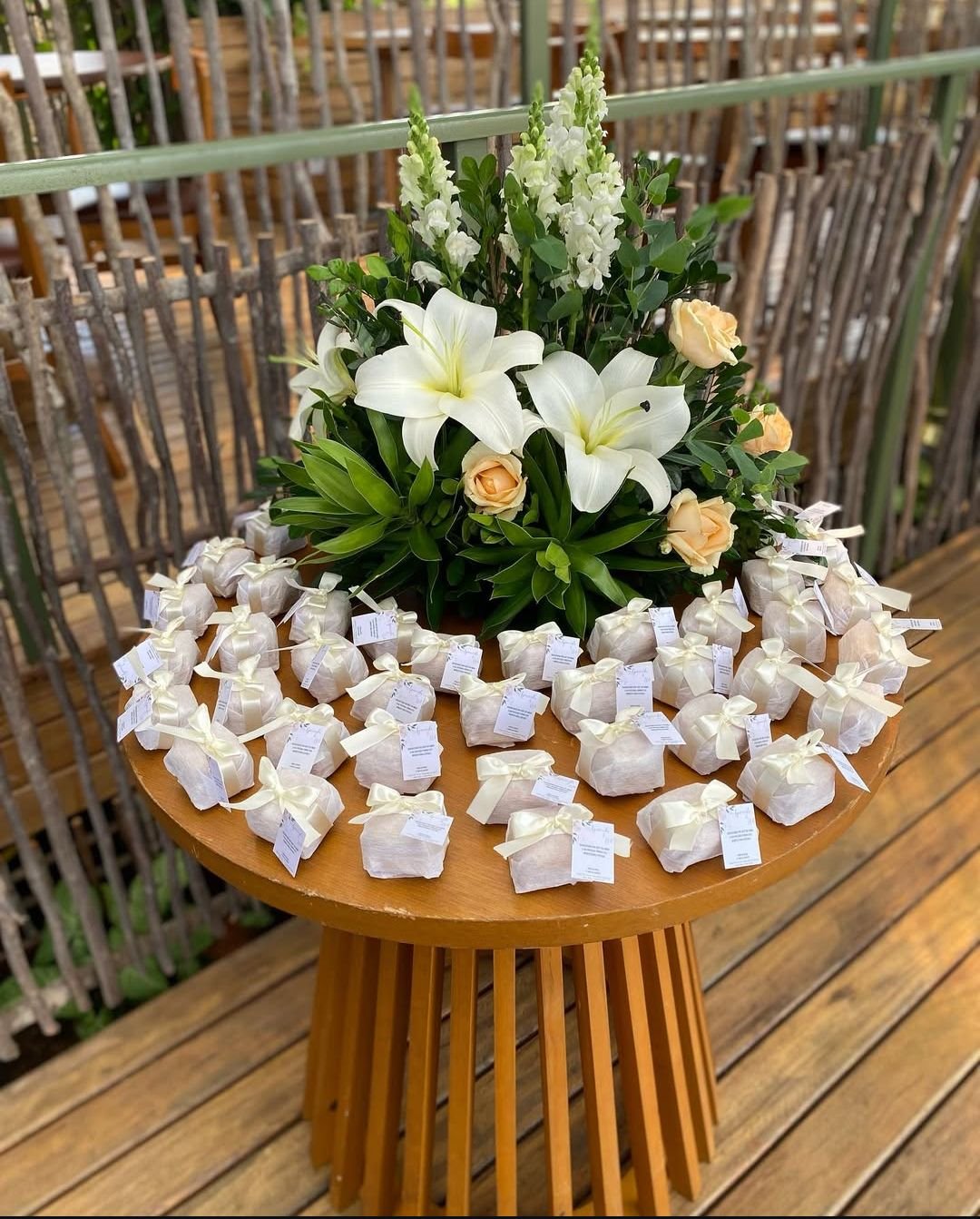 Mesa decorada com lírios brancos e bem-casados em casamento - ViVa Confeitaria