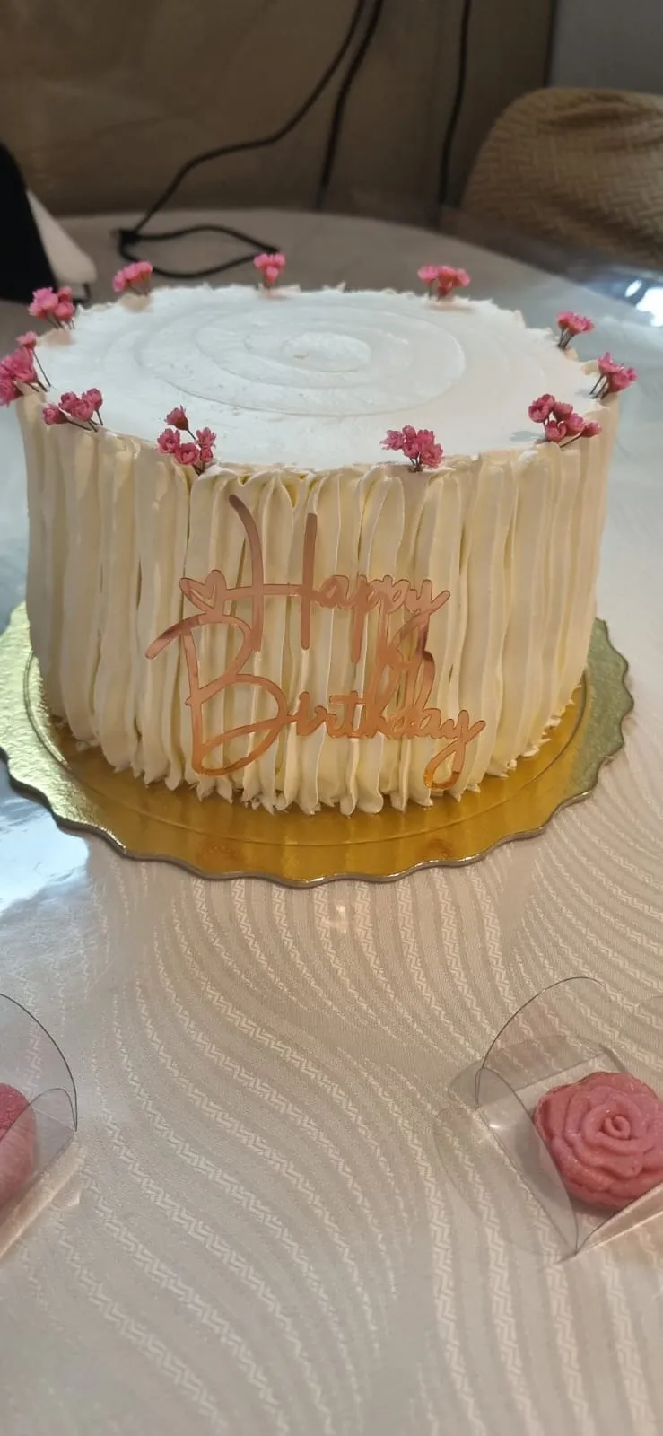 Bolo artesanal de aniversário com flores