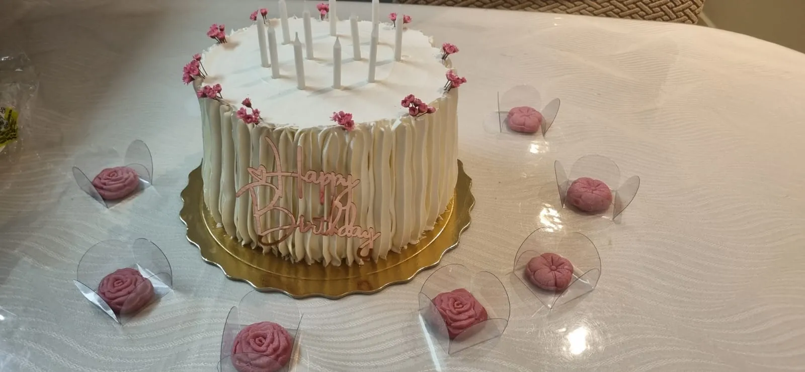 Mesa de festa com bolo e doces ViVa